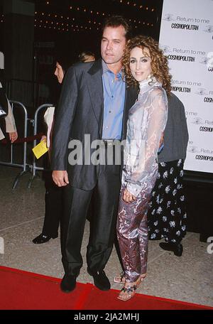 Los Angeles, USA. 04. April 2000. Liotta Ray & Michelle (w)-1Liotta Ray & Michelle (w)-1 Ray Liotta, der Schauspieler, der am bekanntesten ist, weil er Mobster spielte, ist gestorben. Er war 67 Jahre alt. Quelle: Tsuni/USA/Alamy Live News Stockfoto