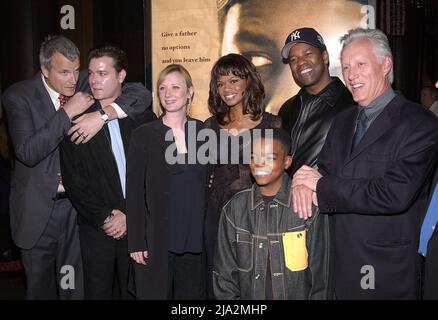 Die Besetzung von John Q ' der Regisseur Nick Cassavetes, Ray Liotta, Anne Heche, Kimberly Elise, Denzel Washington, James Wood und Daniel Smith posieren bei der Premiere von John Q bei der Director Guild of America in Los Angeles. 7. Februar 2002. - JohnQ cast01.jpgJohnQ cast01 Veranstaltung in Hollywood Life - Kalifornien, Red Carpet Event, USA, Filmindustrie, Stars, Fotografie, bestof, Kunst Kultur und Unterhaltung, Topix Prominente Mode, Best of, Hollywood Life, Event in Hollywood Life - Kalifornien, Red Carpet und Backstage, Filmstars, TV-Prominente, Musik Celebritie Stockfoto