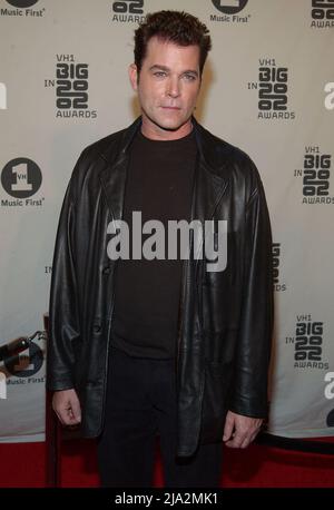 Los Angeles, USA. 04. Dez 2002. Ray Liotta kommt zu den Big Awards VH1 2002, die am 4. Dezember 2002 bei den Grand Olympic ausgetragen wurden. - LiottaRay03.jpgLiottaRay03 Ray Liotta, der Schauspieler, der am besten für das Spielen von Mobster bekannt ist, ist gestorben. Er war 67 Jahre alt. Quelle: Tsuni/USA/Alamy Live News Stockfoto