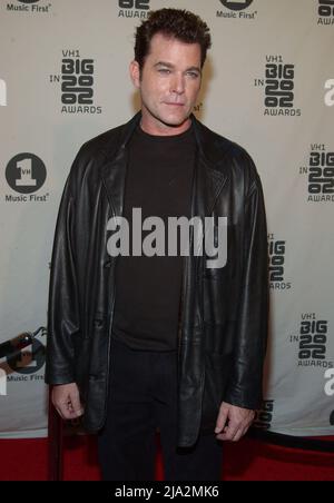 Los Angeles, USA. 04. Dez 2002. Ray Liotta kommt zu den Big Awards VH1 2002, die am 4. Dezember 2002 bei den Grand Olympic ausgetragen wurden. - LiottaRay04.jpgLiottaRay04 Ray Liotta, der Schauspieler, der am besten für das Spielen von Mobster bekannt ist, ist gestorben. Er war 67 Jahre alt. Quelle: Tsuni/USA/Alamy Live News Stockfoto