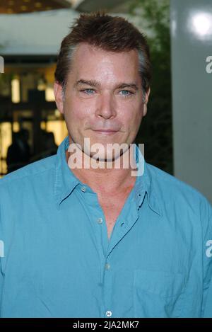 Los Angeles, USA. 16.. Juli 2004. Ray Liotta bei der Premiere der Bourne Supremacy im Cinerama Dome und im Arclight Theater in Los Angeles. 15. Juli 2004.LiottaRay060 Ray Liotta, der Schauspieler, der am besten für Mobster bekannt ist, ist gestorben. Er war 67 Jahre alt. Quelle: Tsuni/USA/Alamy Live News Stockfoto