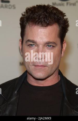 Los Angeles, USA. 04. Dez 2002. Ray Liotta kommt zu den VH1 2002 Big Awards, die am 4. Dezember 2002 bei den Grand Olympic ausgetragen wurden.LiottaRay01 Ray Liotta, der Schauspieler, der am bekanntesten für Mobster ist, ist gestorben. Er war 67 Jahre alt. Quelle: Tsuni/USA/Alamy Live News Stockfoto