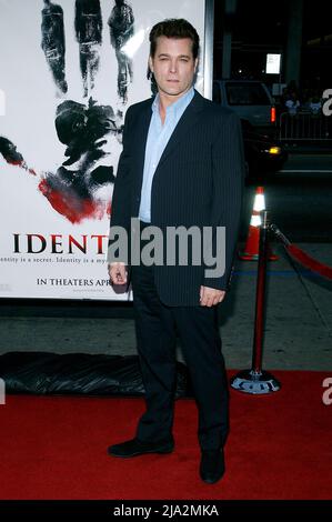 Los Angeles, USA. 21. Oktober 2010. Ray Liotta bei der Premiere von „Identity“ im Grauman Chinese Theatre in Los Angeles. 23. April 2003.LiottaRay041 Ray Liotta, der Schauspieler, der am besten für Mobster bekannt ist, ist gestorben. Er war 67 Jahre alt. Quelle: Tsuni/USA/Alamy Live News Stockfoto