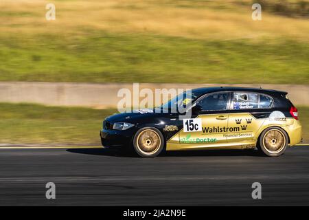 Sydney, Australien. 27. Mai 2022. Chris Gunther fährt seinen 2005 BMW 130i in Richtung Kurve 9, während des Trainings 2 im Sydney Motorsport Park Stockfoto