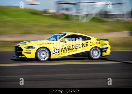 Sydney, Australien. 27. Mai 2022. George Miedecke fährt seinen Mustang aus dem Jahr 2021 in Richtung Kurve 9, während des Trainings 2 im Sydney Motorsport Park Stockfoto