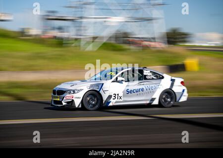 Sydney, Australien. 27. Mai 2022. Simon Hodges fährt seinen 2014 BMW M4 in Richtung Kurve 9, während des Trainings 2 im Sydney Motorsport Park Stockfoto