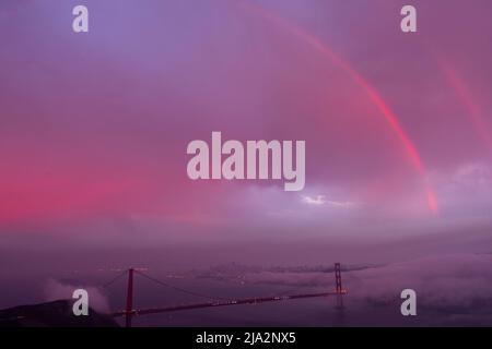 Golden Gate Bridge in San Francisco, Kalifornien bei Sonnenaufgang Stockfoto