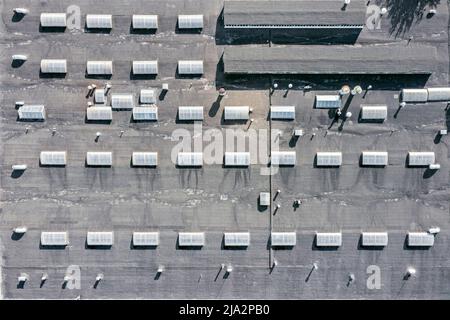 Luftaufnahme eines großen Industriedach mit Oberlichtern und Belüftungssystem Stockfoto