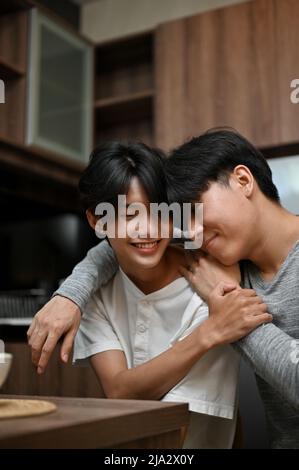 Porträt eines jungen asiatischen Mannes, der seinen schwulen Geliebten umarmt oder kuschelt, seinen Geliebten mit romantischem Liebesgefühl umgeht. LGBT lieben Zuneigung. Stockfoto