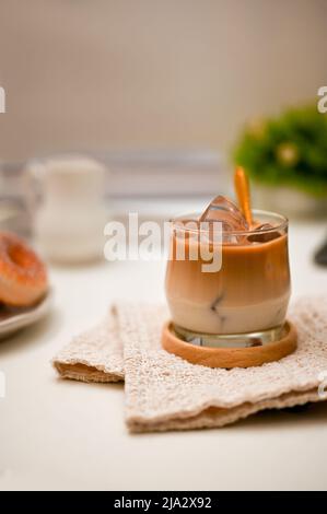 Nahaufnahme, Café, Getränkekarte, leckerer Karamell-Latte auf einem weißen Tisch. Stockfoto