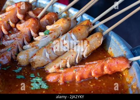 Frittierte Speisen mit Stöcken, thailändischen Stil essen, essen in Bangkok, Thailand, Nahaufnahme Stockfoto