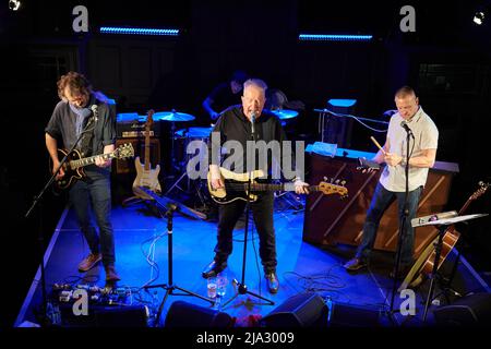 The Tom Robinson Band tritt im Mai 2022 in der Acapela in Pentyrch, Südwales, auf Stockfoto