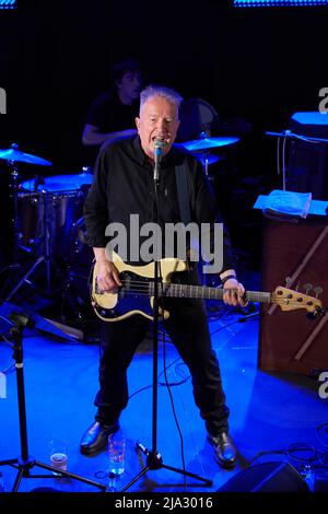 The Tom Robinson Band tritt im Mai 2022 in der Acapela in Pentyrch, Südwales, auf Stockfoto