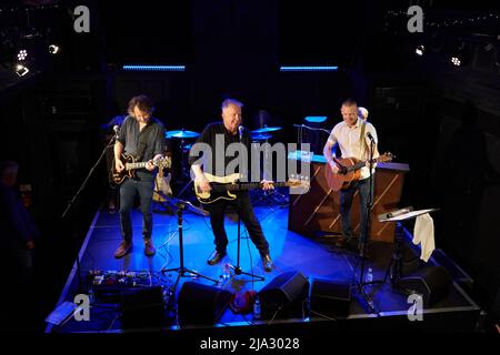 The Tom Robinson Band tritt im Mai 2022 in der Acapela in Pentyrch, Südwales, auf Stockfoto