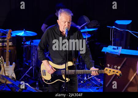 The Tom Robinson Band tritt im Mai 2022 in der Acapela in Pentyrch, Südwales, auf Stockfoto