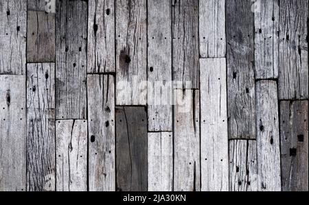 Alte Holzplanken mit Nagellöchern und tiefen Spalten und Knoten zurückgewonnen Stockfoto