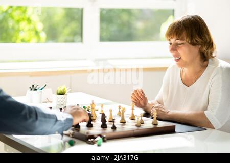 Ältere Ältere Ältere Spieler Spielen Schach Tisch Brettspiel Stockfoto