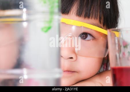 Kinder lernen und machen wissenschaftliche Experimente im Klassenzimmer. Kleines Mädchen spielt Wissenschaft Experiment für zu Hause Schulbildung. Einfache und unterhaltsame Wissenschaft Stockfoto