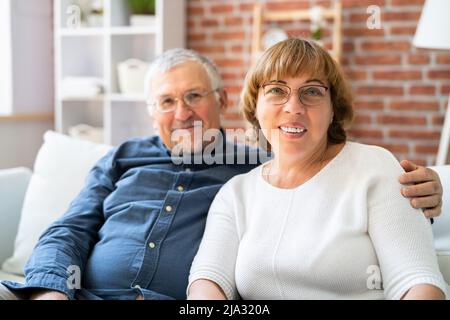 Glückliches Paar Familie Trägt Eine Augenbrille Auf Der Couch Stockfoto