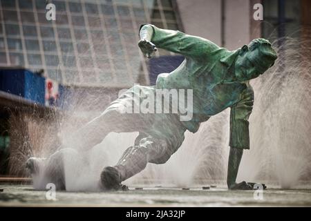 Preston in Lancashire, Sir Tom Finney Statue „The Splash“ vor dem Preston North End FC Deepdale Stadion Stockfoto