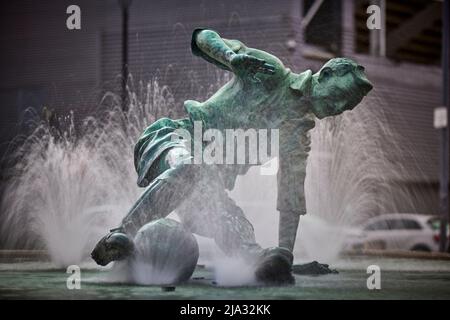 Preston in Lancashire, Sir Tom Finney Statue „The Splash“ vor dem Preston North End FC Deepdale Stadion Stockfoto