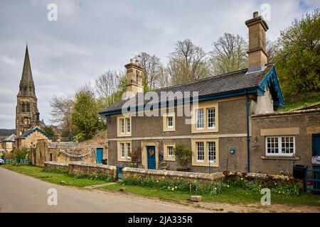 Edensor malerisches Dorf in Derbyshire, England ein Großteil des Dorfes befindet sich im Privatbesitz der Herzöge von Devonshire, der Familie Cavendish Stockfoto