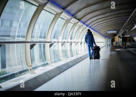 Der Flughafen Manchester wurde zum schlechtesten Flughafen gewählt. Abgebildet ist der Skyline-Fußweg, der Terminal 1 und 2 verbindet Stockfoto