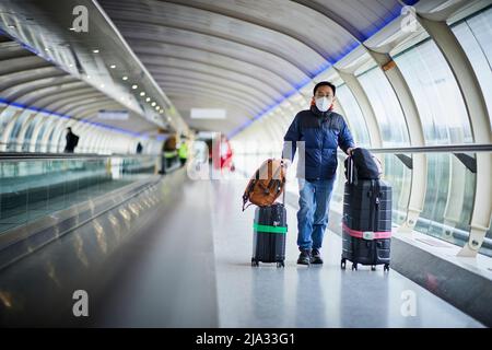 Der Flughafen Manchester wurde zum schlechtesten Flughafen gewählt. Abgebildet ist der Skyline-Fußweg, der Terminal 1 und 2 verbindet Stockfoto