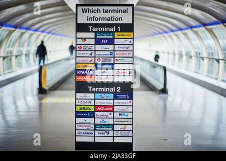 Der Flughafen Manchester wurde zum schlechtesten Flughafen gewählt. Abgebildet ist der Skyline-Fußweg, der die Terminals 1 und 2 verbindet Stockfoto