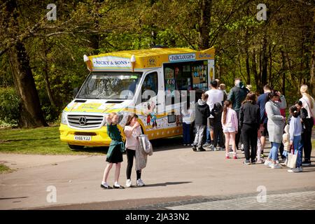 Stamford Park Familienspaßtag in Ashton unter Lyne und Stalybridge in Tameside Schlange für den Eiswagen an einem heißen Tag Stockfoto