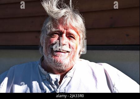 Porträt eines älteren Mannes mit grauem Bart und Haaren Stockfoto