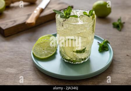 Limonade, Mojito-Mocktail oder Cocktail. Selektiver Fokus. Stockfoto