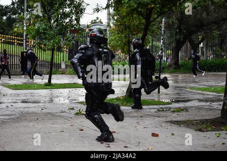 Am 26. Mai 2022 finden in der Universidad Nacional de Colombia Demonstrationen und Zusammenstöße zwischen Demonstranten und der kolumbianischen Anti-Unruhen-Polizei „ESMAD“ in Bogota, Kolumbien, statt. Foto: Cristian Bayona/Long Visual Press Stockfoto