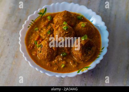 Das berühmte indische, aus roher Banane hergestellte, „Banana Kofta“-Urcute ist bereit zum Servieren Stockfoto