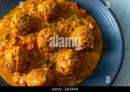 Das berühmte indische, aus roher Banane hergestellte, „Banana Kofta“-Urcute ist bereit zum Servieren Stockfoto