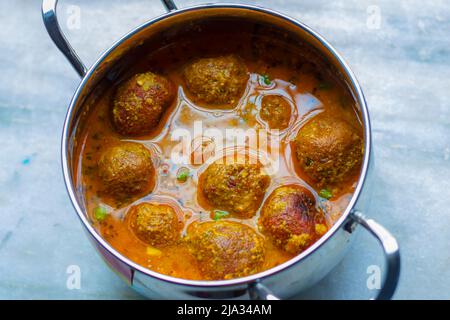 Das berühmte indische, aus roher Banane hergestellte, „Banana Kofta“-Urcute ist bereit zum Servieren Stockfoto