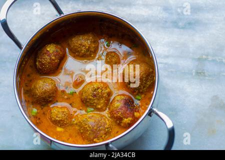 Das berühmte indische, aus roher Banane hergestellte, „Banana Kofta“-Urcute ist bereit zum Servieren Stockfoto