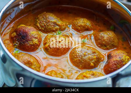 Das berühmte indische, aus roher Banane hergestellte, „Banana Kofta“-Urcute ist bereit zum Servieren Stockfoto