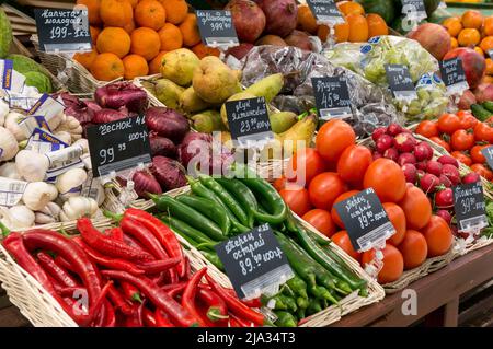 Moskau, Russland - 12. März 2018: Frisches Gemüse und Obst bereit zum Verkauf im Supermarkt Lenta. Einer der größten Einzelhändler in Russland. Stockfoto