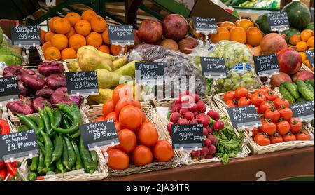 Moskau, Russland - 12. März 2018: Frisches Gemüse und Obst bereit zum Verkauf im Supermarkt Lenta. Einer der größten Einzelhändler in Russland. Stockfoto