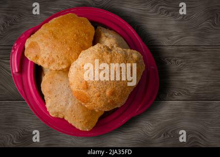Beliebte Lebensmittel in südasiatischen Ländern wie Indien, Pakistan, Bangladesh 'puri' aus Hirsemehl. Stockfoto