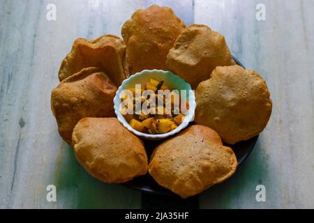 Beliebte Lebensmittel in südasiatischen Ländern wie Indien, Pakistan, Bangladesh 'puri' aus Hirsemehl. Stockfoto