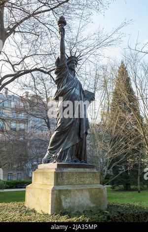 Ein miniatur version der Freiheitsstatue in den Gärten des Palais du Luxembourg in Paris, Frankreich Stockfoto