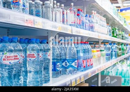 Moskau, Russland - 12. März 2018: Anzeige der Mineralflasche und der reinen Wasserflasche im Regal im Supermarkt. Stockfoto