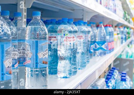 Moskau, Russland - 12. März 2018: Anzeige der Mineralflasche und der reinen Wasserflasche im Regal im Supermarkt. Stockfoto