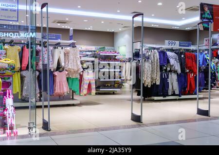 Moskau, Russland, 13 2018. März: Eintritt in ein Bekleidungsgeschäft von Mothercare. Stockfoto