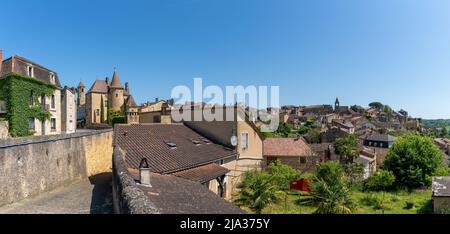 Belves, Frankreich - 11. Mai 2022: Panoramablick auf die idyllische französische Landstadt Belves im Dordogne-Tal Stockfoto