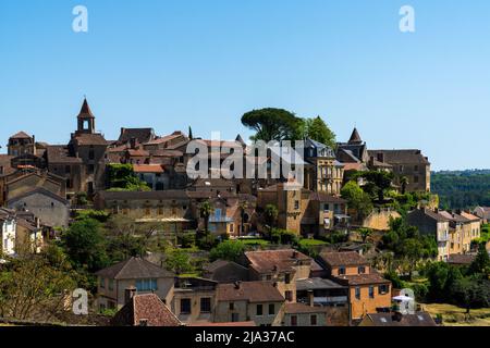 Belves, Frankreich - 11. Mai 2022: Blick auf die idyllische französische Landstadt Belves im Dordogne-Tal Stockfoto