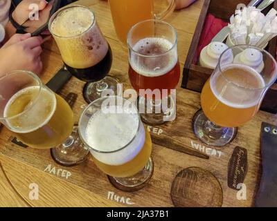 Nischni Nowgorod, Russland, 4. August 2018: Verschiedene Biere auf einem Flug bereit zum Verkosten in Gorkovskaya Brauerei Bar. Stockfoto