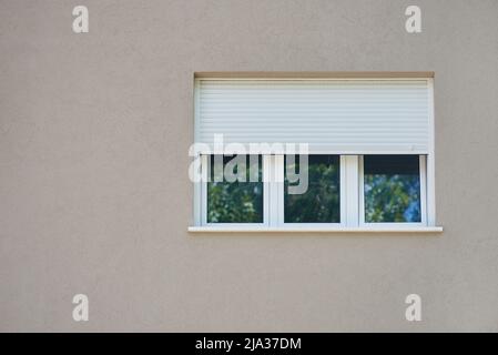 Leichte Rollladenvorhänge an einem weißen Fenster Stockfoto